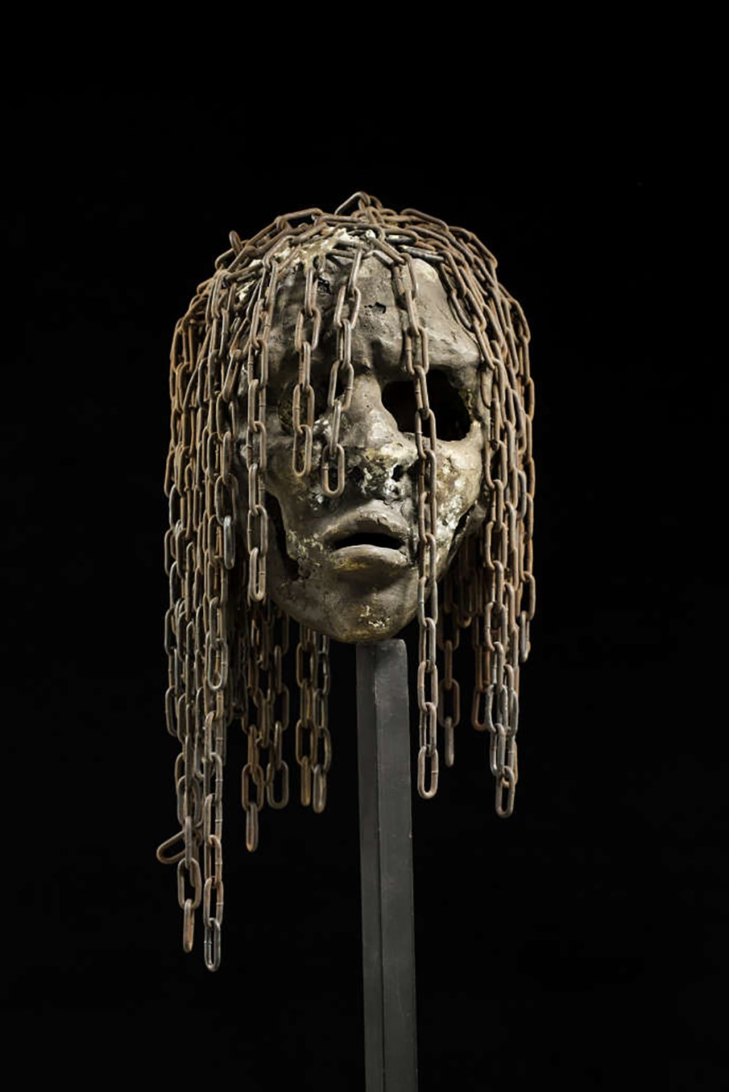 les-objets-spolies-pendant-la-colonisation-devraient-retourner-dans-les-villages-pas-dans-un-musee