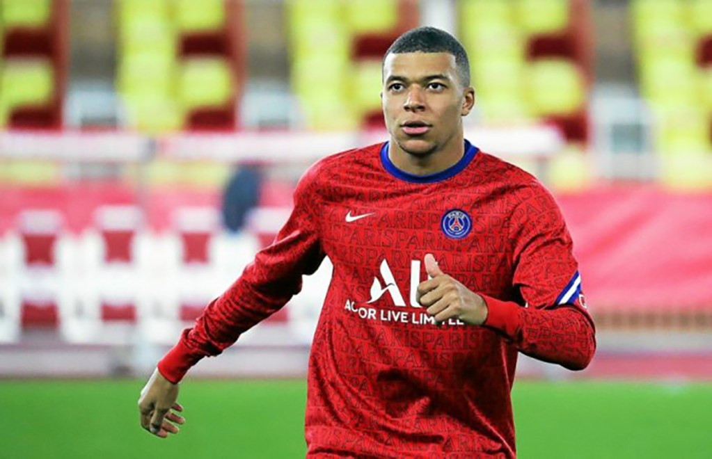Paris Saint-Germain's French forward Kylian Mbappe warms up prior to the  French L1 football match between Monaco (ASM) and Paris Saint-Germain (PSG) at the Louis II Stadium in Monaco on November 20, 2020. / AFP / Valery HACHE