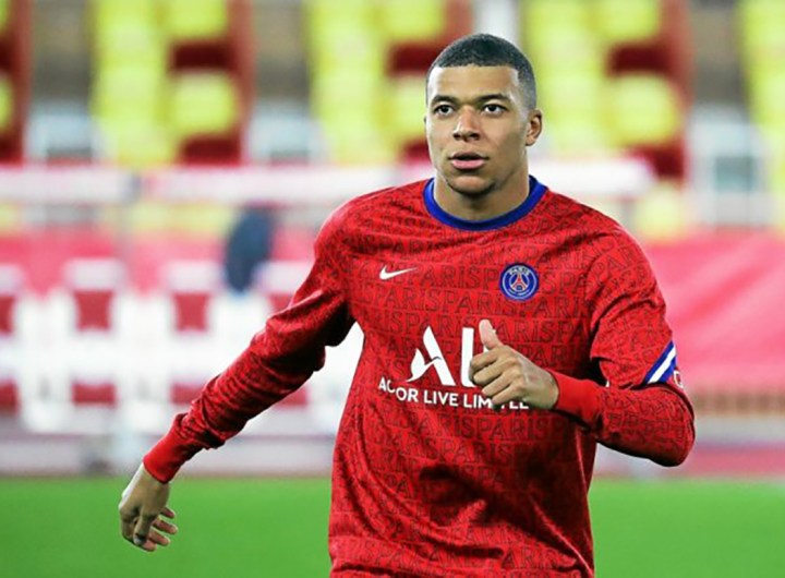 Paris Saint-Germain's French forward Kylian Mbappe warms up prior to the  French L1 football match between Monaco (ASM) and Paris Saint-Germain (PSG) at the Louis II Stadium in Monaco on November 20, 2020. / AFP / Valery HACHE