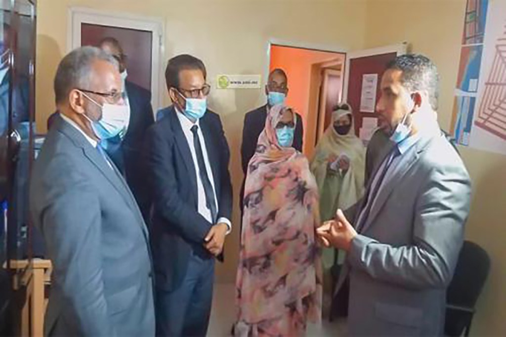 le-president-de-la-zone-franche-de-nouadhibou-les-premiers-permis-d-occuper-et-titres-fonciers-imprimes-en-arabe