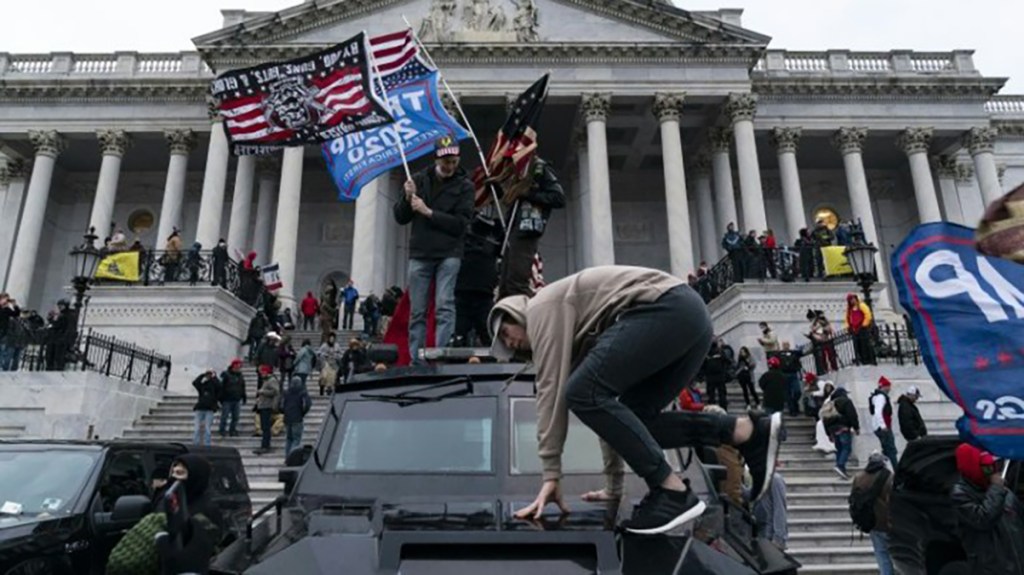 democratie-fragile-boiteuse-moscou-pekin-teheran-reagissent-a-l-assaut-du-capitole-qui-a-fait-4-morts