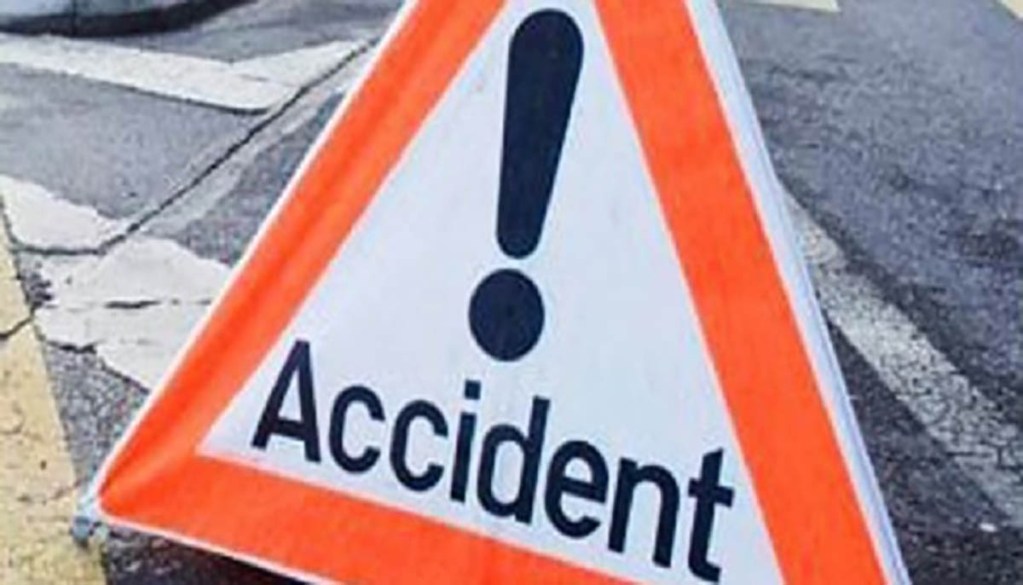 Un accident mortel est survenu, ce lundi 29 mars 2021, vers 12 heures sur la route qui traverse le quartier de l’antenne ALCATEL de Nouadhibou a appris l’Agence Tawary d’Information. Trois fillettes âgées respectivement 6, 8 et 11 ans qui marchaient au bord de la route ont été mortellement fauchées par un véhicule. Selon nos informations, le chauffeur évitait un camion qui se dirigeait vers lui avant de perdre le contrôle pour aller tomber sur les gamines. Les dépouilles ont été déposées à la morgue de l’hôpital et le chauffeur arrêté et placé en garde-à-vue en attendant d’être entendu sur les faits. Pour rappel, deux jeunes amis ont été tués, tôt, samedi, dans un accident de circulation qui s’est produit dans un quartier de la ville.
