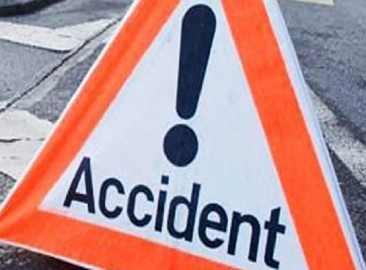 Un accident mortel est survenu, ce lundi 29 mars 2021, vers 12 heures sur la route qui traverse le quartier de l’antenne ALCATEL de Nouadhibou a appris l’Agence Tawary d’Information. Trois fillettes âgées respectivement 6, 8 et 11 ans qui marchaient au bord de la route ont été mortellement fauchées par un véhicule. Selon nos informations, le chauffeur évitait un camion qui se dirigeait vers lui avant de perdre le contrôle pour aller tomber sur les gamines. Les dépouilles ont été déposées à la morgue de l’hôpital et le chauffeur arrêté et placé en garde-à-vue en attendant d’être entendu sur les faits. Pour rappel, deux jeunes amis ont été tués, tôt, samedi, dans un accident de circulation qui s’est produit dans un quartier de la ville.