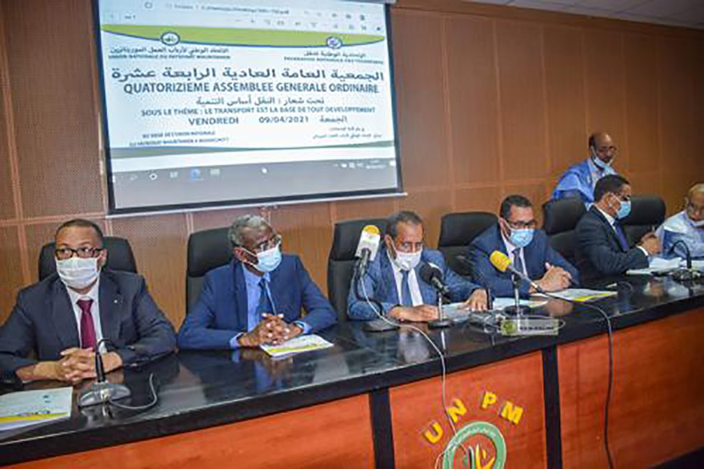 Un nouveau bureau de la fédération nationale des transports (FNT), dirigé par M. Mohamedou Ould Sidi, reconduit, vient d’être élu par la quatorzième assemblée générale de la FNT, tenue, vendredi à Nouakchott, sous le thème : le transport est la base de tout développement. Ouvrant l’assemblée générale, le ministre de l’Equipement et des Transports, M. Mohamedou Ahmedou M’Haïmid, a souligné qu’elle se tient à un moment où son département intensifie ses efforts pour la construction de réseaux routiers avec une haute technicité, en plus de la réalisation de gares routières et d’échangeurs. Le ministre a, ensuite, mis en exergue l’intérêt qu’accorde le Président de la République, Son Excellence M. Mohamed Ould Cheikh El Ghazouani, à ce secteur ; intérêt que le gouvernement du Premier ministre, Monsieur Mohamed Ould Bilal tient à traduire dans les faits. Au sujet des réalisations accomplies dans le domaine, le ministre a cité la redynamisation de l’autorité de régulation du transport terrestre qui doit désormais couvrir tout le territoire national et l’organisation de la direction générale des transports pour être en mesure de répondre aux besoins grandissants des citoyens. En garantissant l’offre des services du transport des personnes et des biens, la FNT administre la preuve qu’elle est un partenaire essentiel du développement du secteur, a-t-il conclu. Pour sa part, le président réélu de la FNT, M. Mohamedou Ould Sidi, a rappelé l’intérêt qu’attache le Président de la République, Son Excellence Mohamed Ould Cheikh El Ghazouani, à ce secteur vital, et salué le partenariat renoué entre la fédération et le commissariat à la sécurité alimentaire. Il a, également, passé en revue les avancées réalisées sous son mandat, et présenté des doléances au ministère et, à travers lui, aux hautes autorités du pays. La cérémonie d’ouverture a donné lieu à la remise des ‘’boucliers’’ aux ministres, au commissaire à la sécurité alimentaires et au président de l’Union Nationale du Patronat Mauritanien ainsi qu’aux établissements Mohamed Ould Abdellahi, en guise de reconnaissance et de remerciements pour leur contribution à la promotion du secteur du transport.