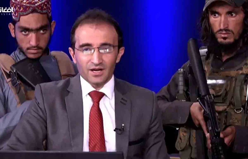 Afghanistan : Un présentateur télé entourés par des talibans armés