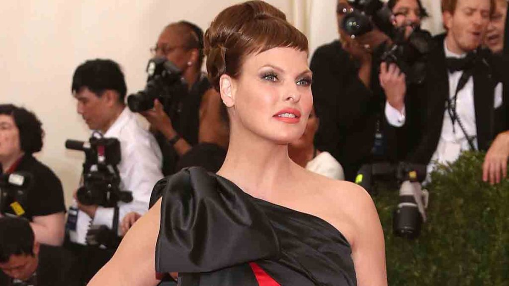 Linda Evangelista, défigurée, réclame 50 millions de dollars d’indemnisation