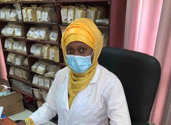 Awa Ly Fall, "ambassadrice" de la médecine traditionnelle chinoise au Sénégal