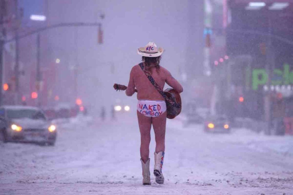 La tempête de neige à New-York n'a pas rhabillé le "naked cowboy"