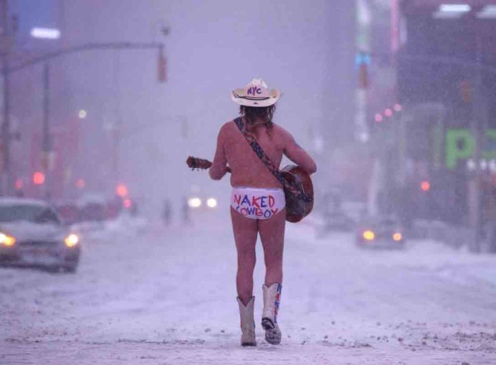 La tempête de neige à New-York n'a pas rhabillé le "naked cowboy"