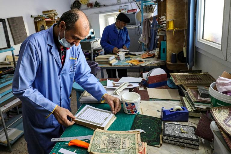 Libye: des artisans font revivre de vieux Corans pour le ramadan