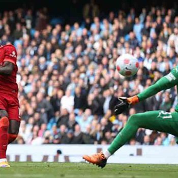 Manchester City accroché par Liverpool reste en tête de la Premier League
