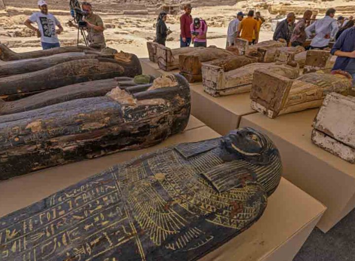 Égypte: des sarcophages et des statues en bronze découverts à Saqqara