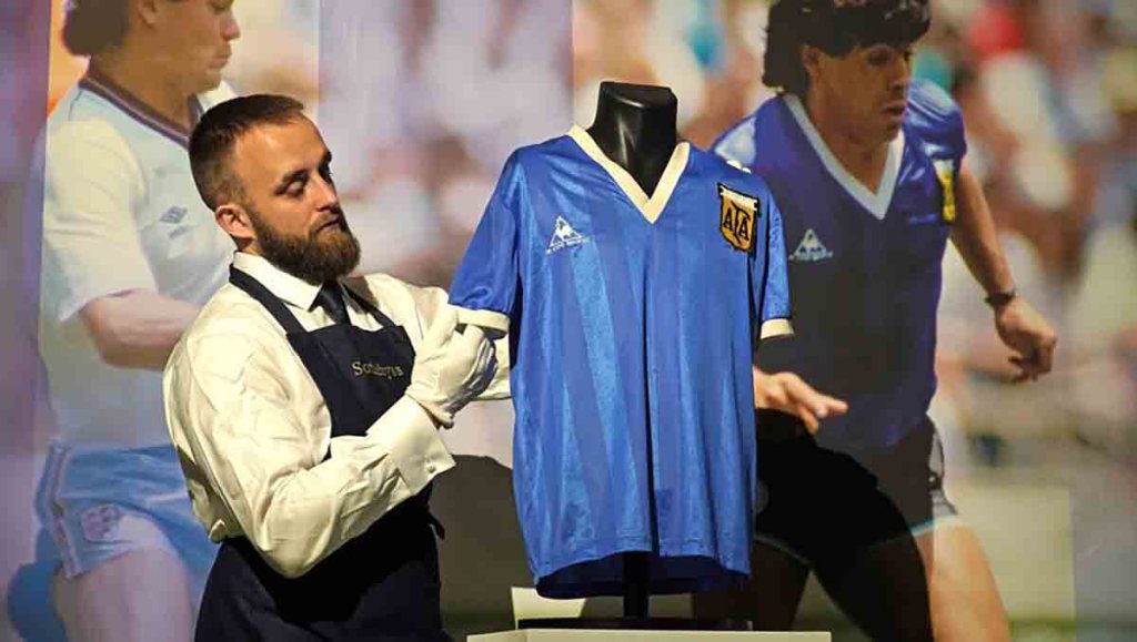 Le maillot de "la main de Dieu" de Maradona vendu aux enchères pour une somme record de 9,3 millions de dollars