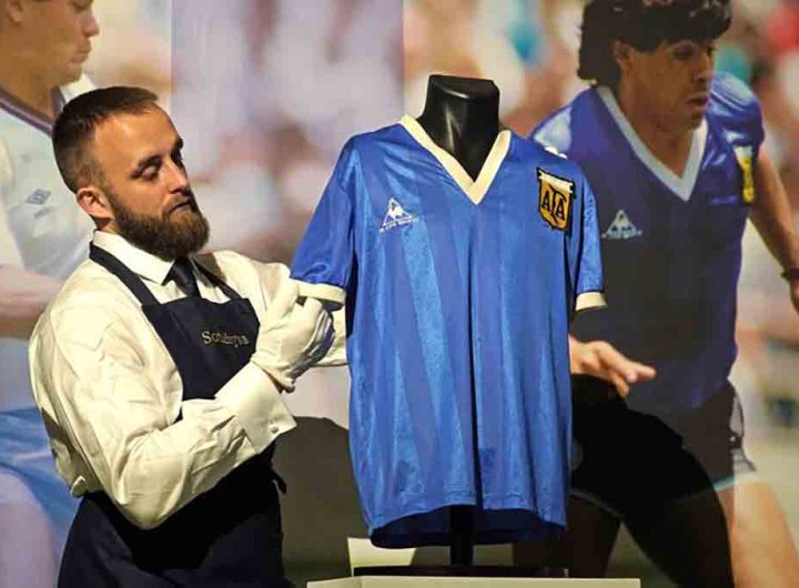 Le maillot de "la main de Dieu" de Maradona vendu aux enchères pour une somme record de 9,3 millions de dollars