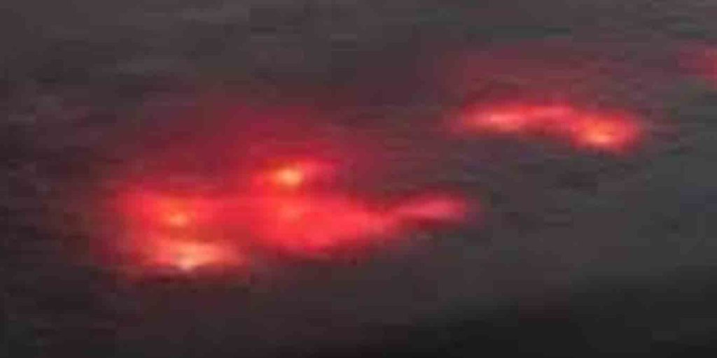 Une mystérieuse lueur rouge dans l’océan Atlantique déchaîne les imaginations