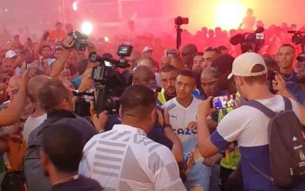 Alexis Sanchez arrive à l’OM et rencontre une foule en délire