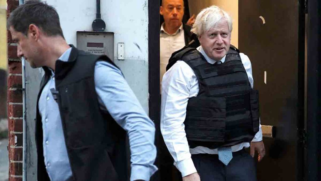 Il se réveille et tombe sur Boris Johnson dans son appartement