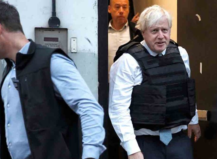 Il se réveille et tombe sur Boris Johnson dans son appartement