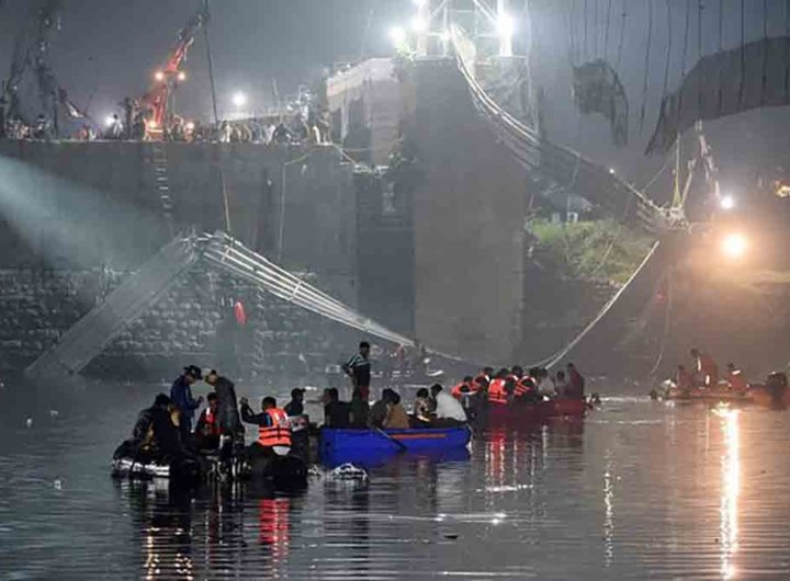 En Inde, un pont s’effondre et fait au moins 137 morts