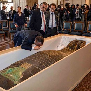 Égypte : les États-Unis rendent l’un des plus grands sarcophages de bois jamais découverts