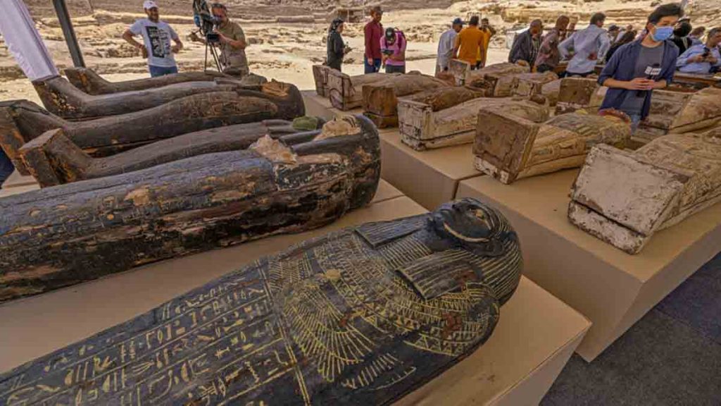 Égypte: des sarcophages et des statues en bronze découverts à Saqqara