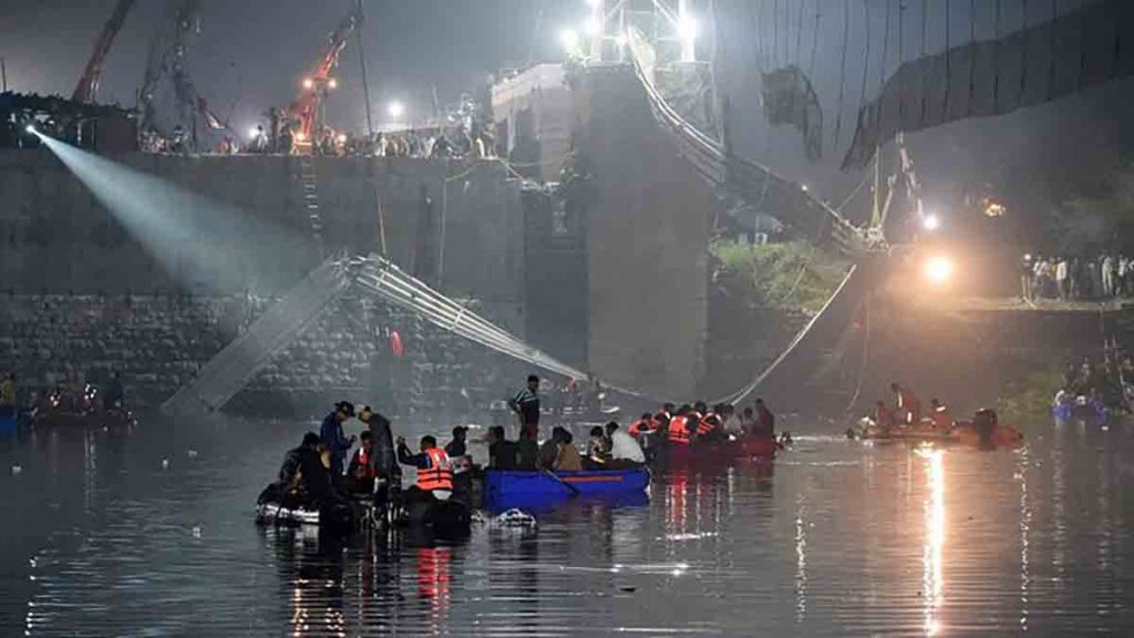 En Inde, un pont s’effondre et fait au moins 137 morts