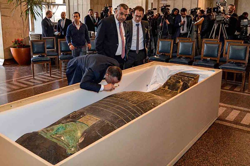 Égypte : les États-Unis rendent l’un des plus grands sarcophages de bois jamais découverts